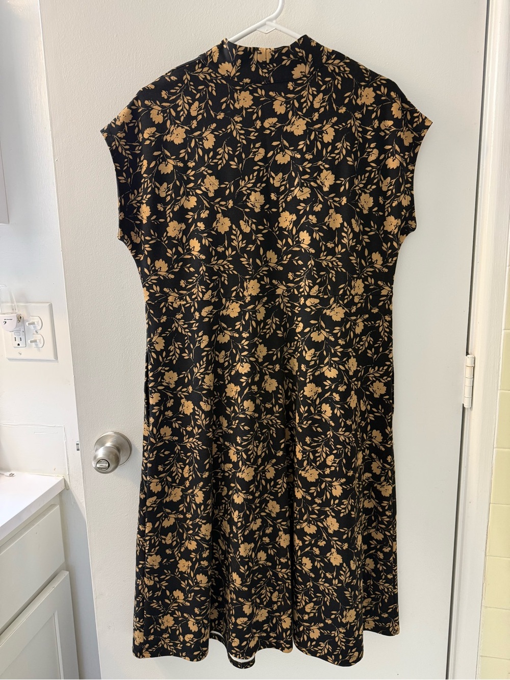 EUC! J Jill Wearever Collection black and tan floral short sleeve dress - Small
